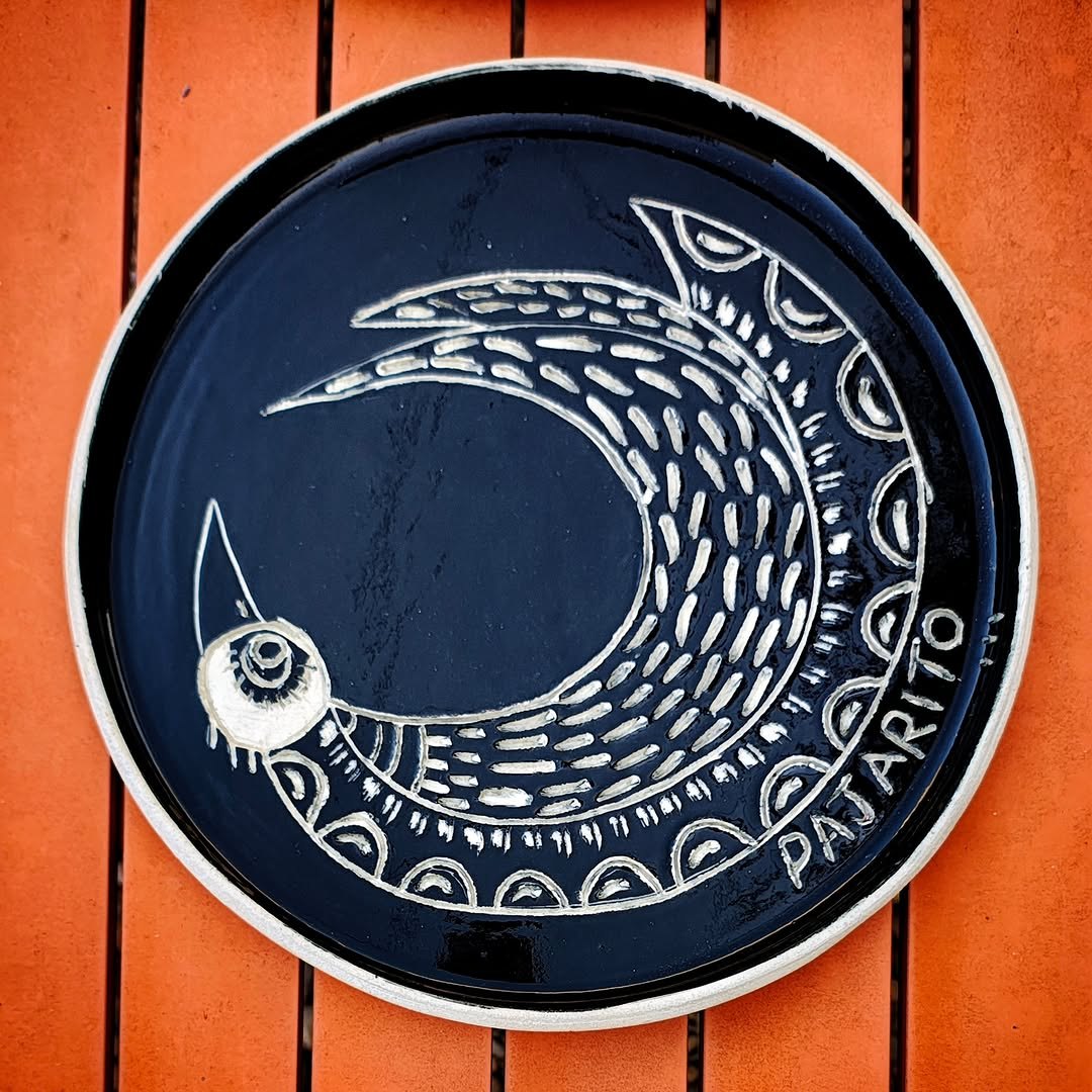 Prato Pajarito, cerâmica azul com desenho de pássaro